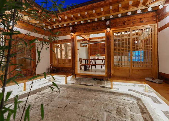 The Greening Premium Hanok Private House 4r2b #bukchon #gyeongbokgung Palace #gwanghwamun アパート