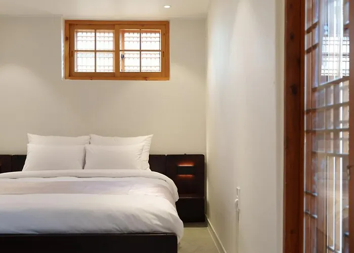 The Greening Premium Hanok Private House 4r2b #bukchon #gyeongbokgung Palace #gwanghwamun アパート